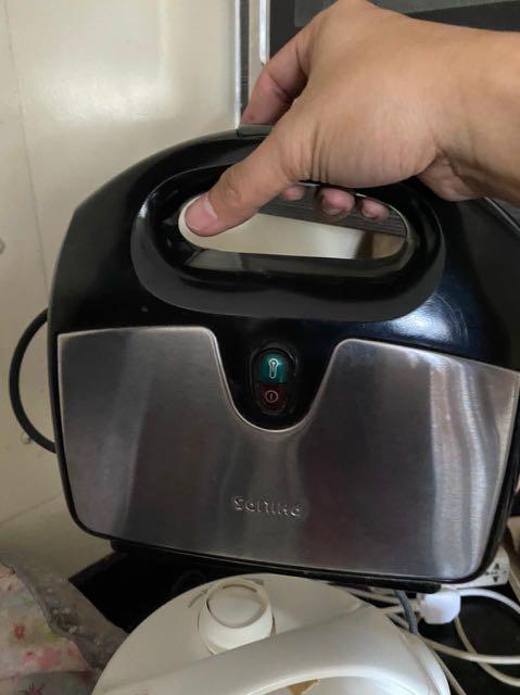 Philips Sandwich Maker (Category: Breadmakers) located in Makati City. Submitted by rye16 (Listing ID 1102689820, Image 1). Description: .