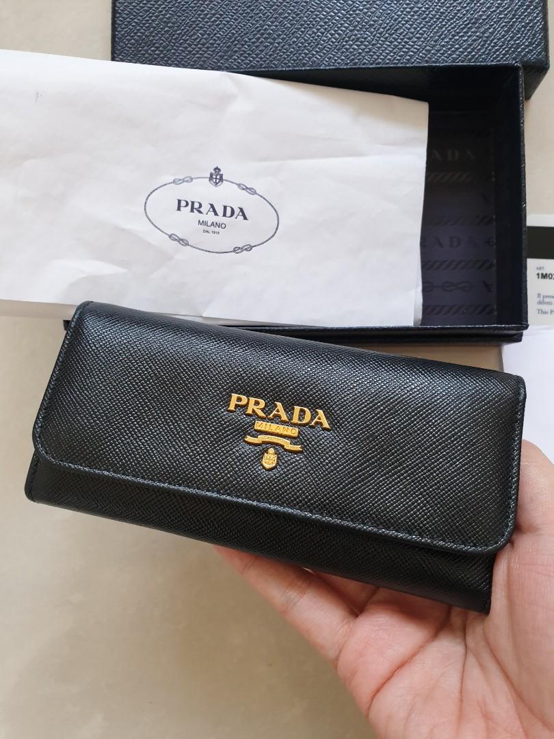 Prada Classic Black Key Pouch Ring Holder (Category: Luxury Bags & Wallets) located in Davao. Submitted by declutter14 (Listing ID 1102724216, Image 2). Description: Authentic 2014 Prada Classic Black with gold hardwares 10yrs na pero maganda pdin syempre preloved not brandnew like fresh sa store-- RTP nasa Php35K with resibo, box, card & paper stuffing Made in italy #181 condition Preloved 85/100 •BAWAL SA BARAT, NOT LAY-AWAY.NOT UKAY •ALWAYS BA