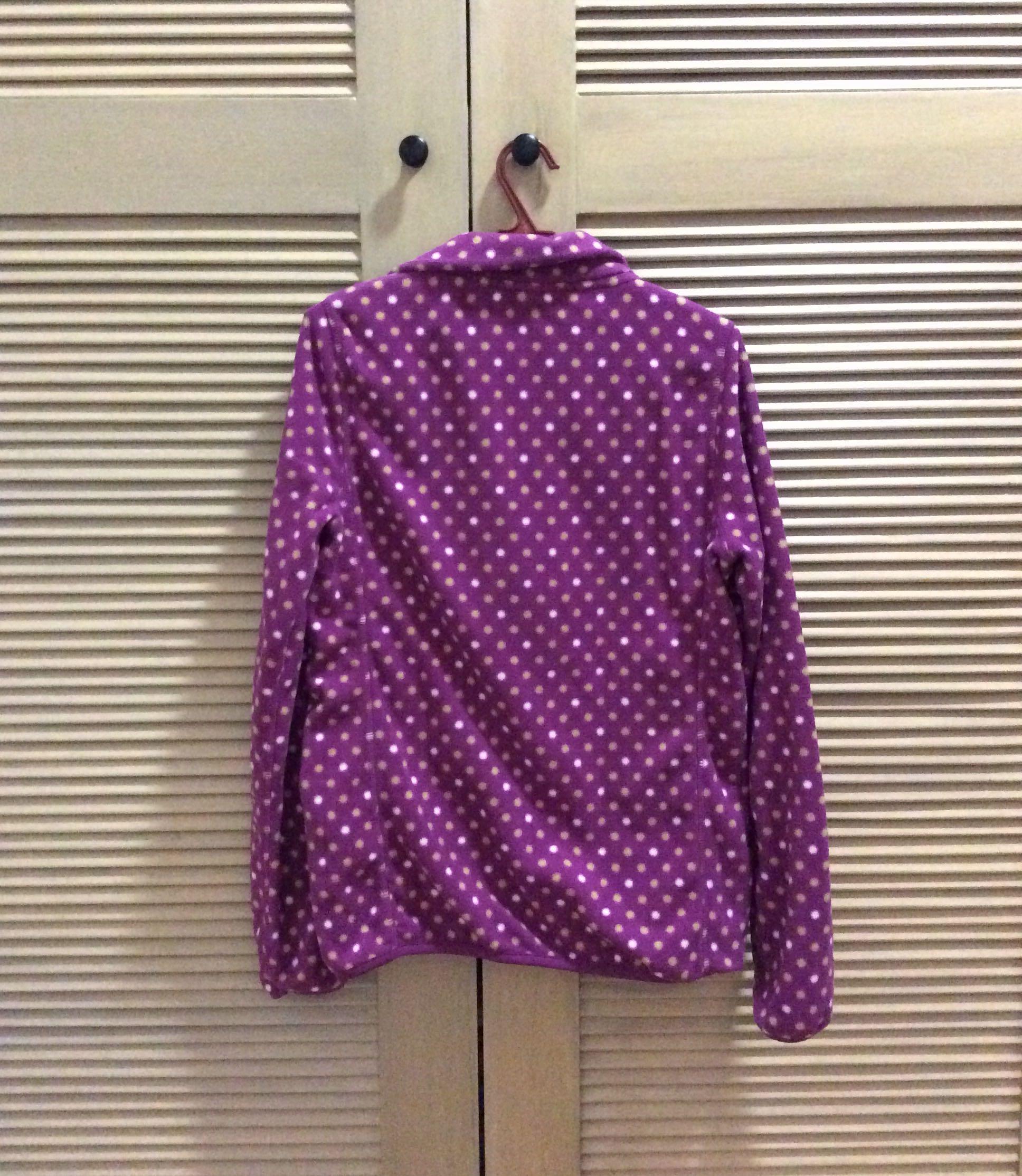 Uniqlo fleece zip sweater (Category: Coats, Jackets and Outerwear) located in Quezon City. Submitted by redddtag (Listing ID 1102707427, Image 3). Description: Uniqlo fleece zip up sweater Tag size Medium (chest pit to pit 17 inches when laid flat) No flaws, gently used No pic when worn NO LBC COP Payment BY BDO OR BPI FAMILY SAVINGS BANK ONLY .