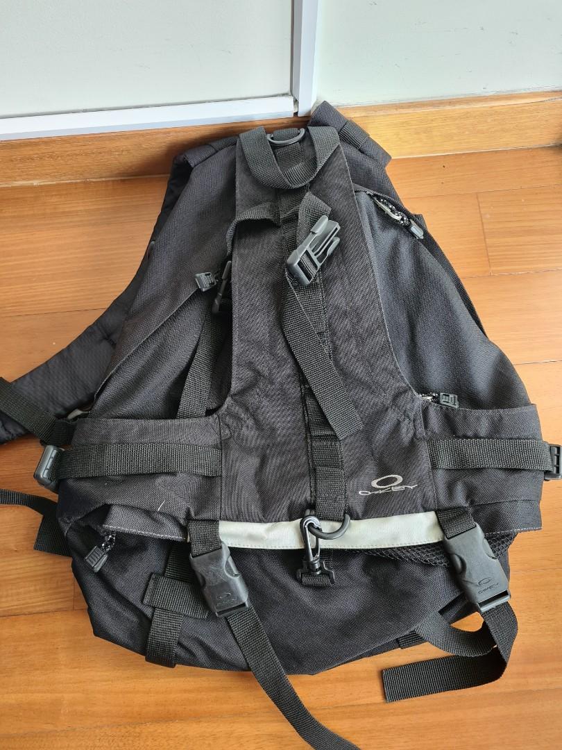 Back pack (Category: Backpacks) located in Singapore. Submitted by mdd23 (Listing ID 1103020206, Image 1). Description: good size backpack fsat deal.