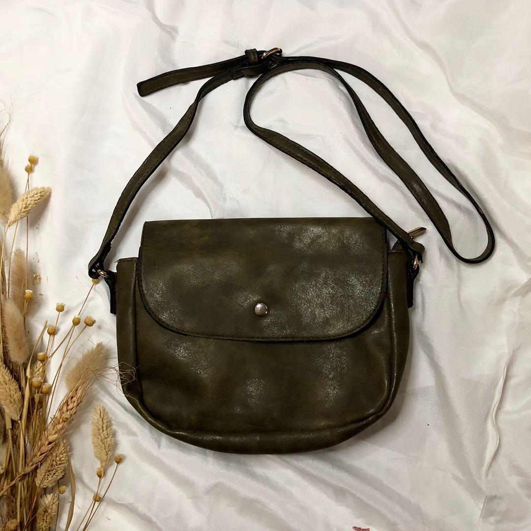 Brands outlet sling bag 2025