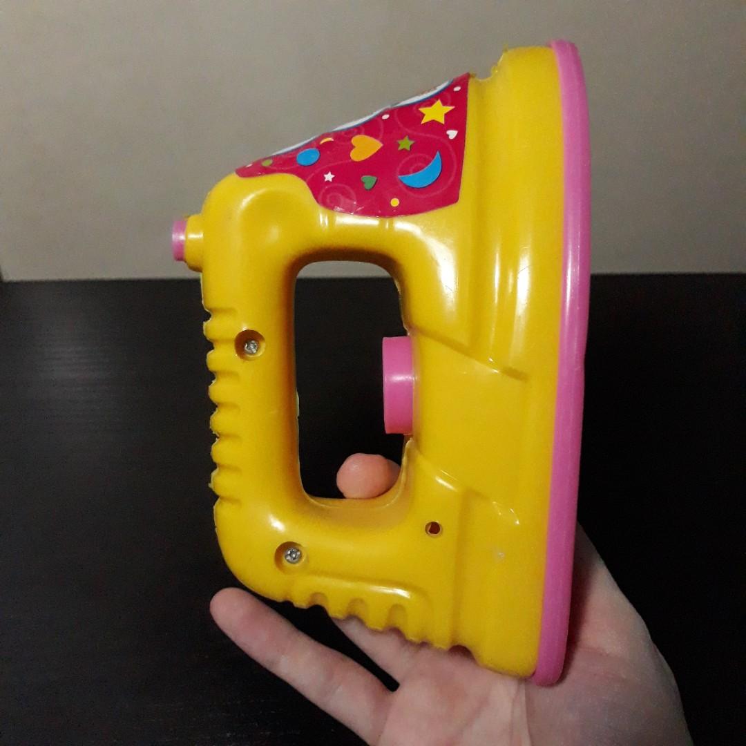 Clothes iron / plantsa toy (Category: Irons & Steamers) located in Las Pinas. Submitted by makamart (Listing ID 1103093130, Image 3). Description: .