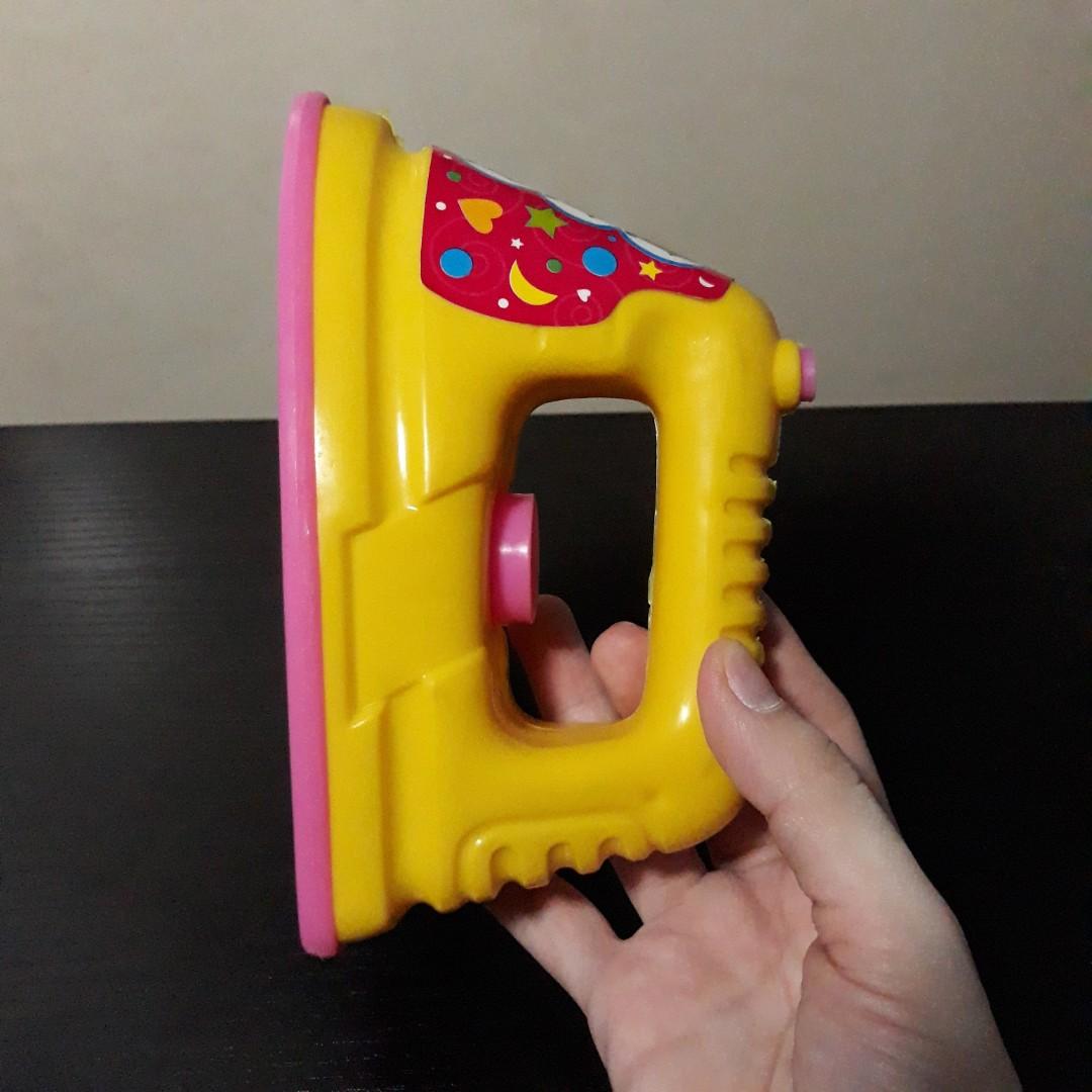 Clothes iron / plantsa toy (Category: Irons & Steamers) located in Las Pinas. Submitted by makamart (Listing ID 1103093130, Image 2). Description: .