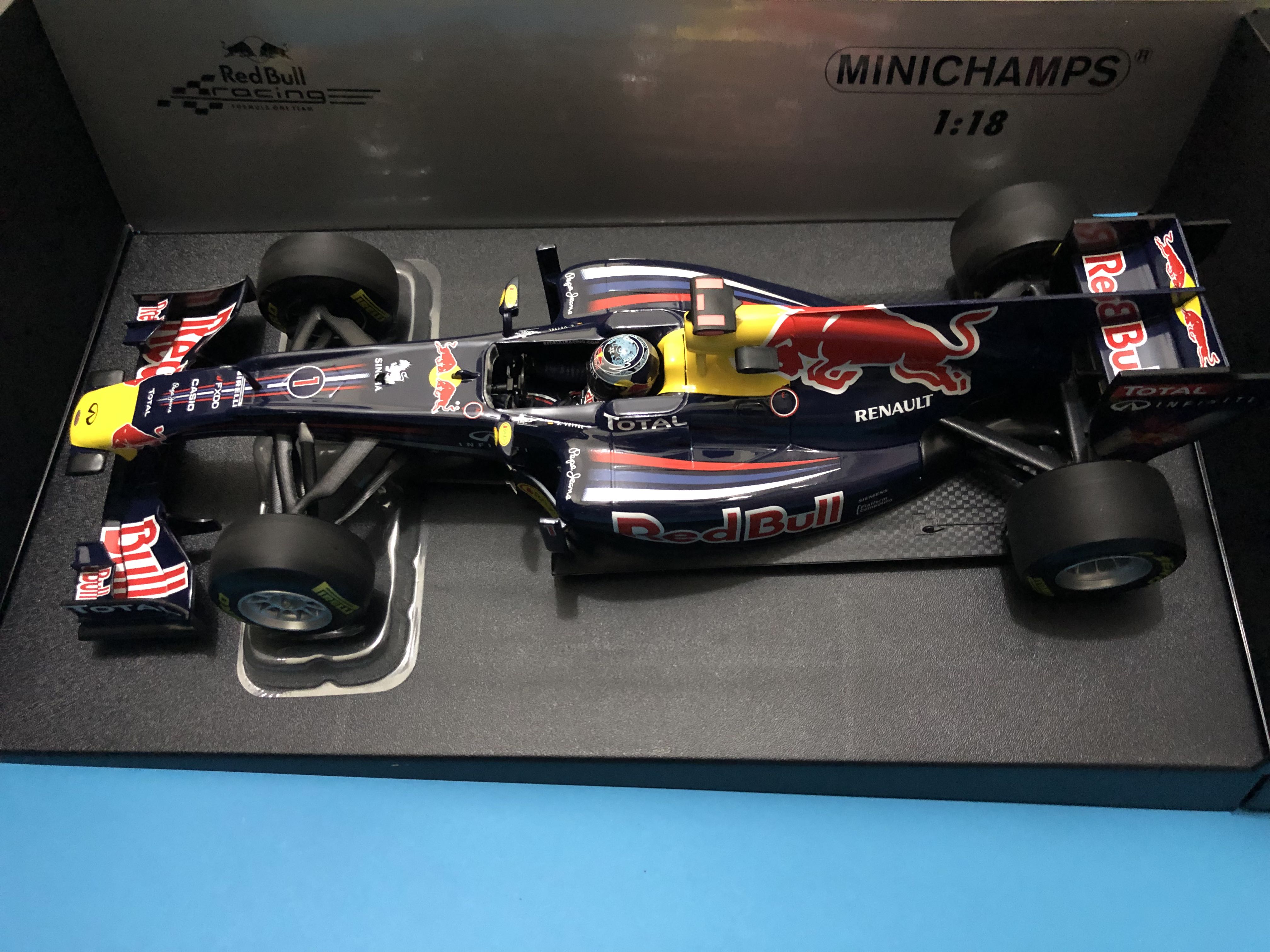 Minichamps 1/18 red bull Renault S.Vettel Showcar 2011, 興趣及遊戲