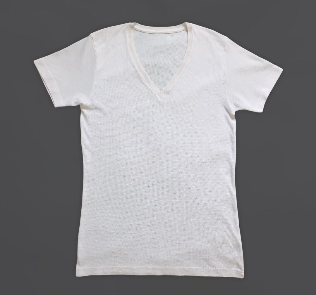 Uniqlo white v neck t shirt hotsell