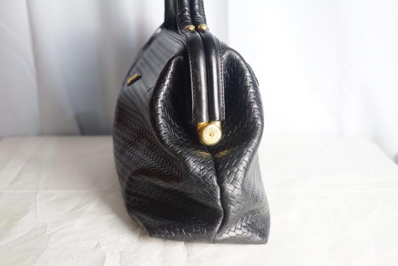 Vintage Genuine Leather Doctors Handbag (Category: Shoulder Bags) located in Makati City. Submitted by lorrainecinco (Listing ID 1103086863, Image 3). Description: super ganda no flaws, with minimal signs of used Genuine Leather. Snap on lock yung handle. stand alone medium size. .
