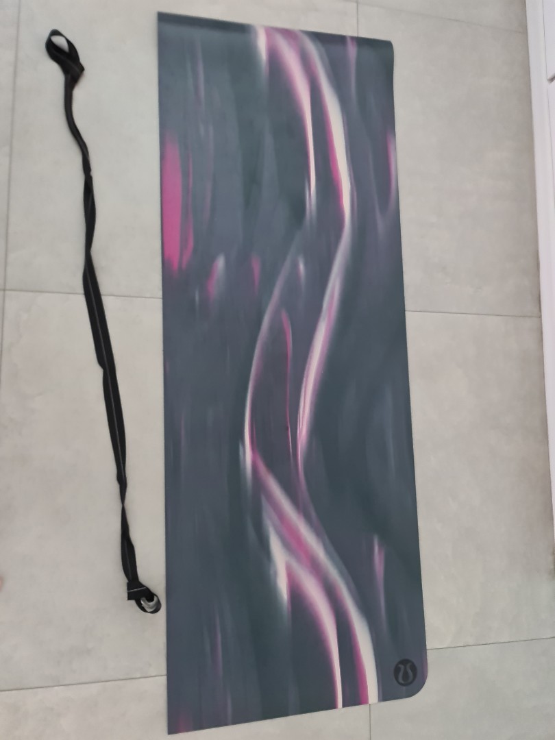 Authentic Lululemon Reversible Mat 5mm with original strap, Sports