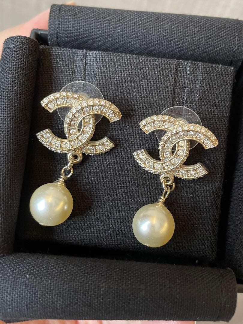Chanel Vintage Pearl Drop Dangling Earrings For Sale at 1stDibs  chanel  pearl drop earrings vintage pearl drop earrings chanel vintage earrings