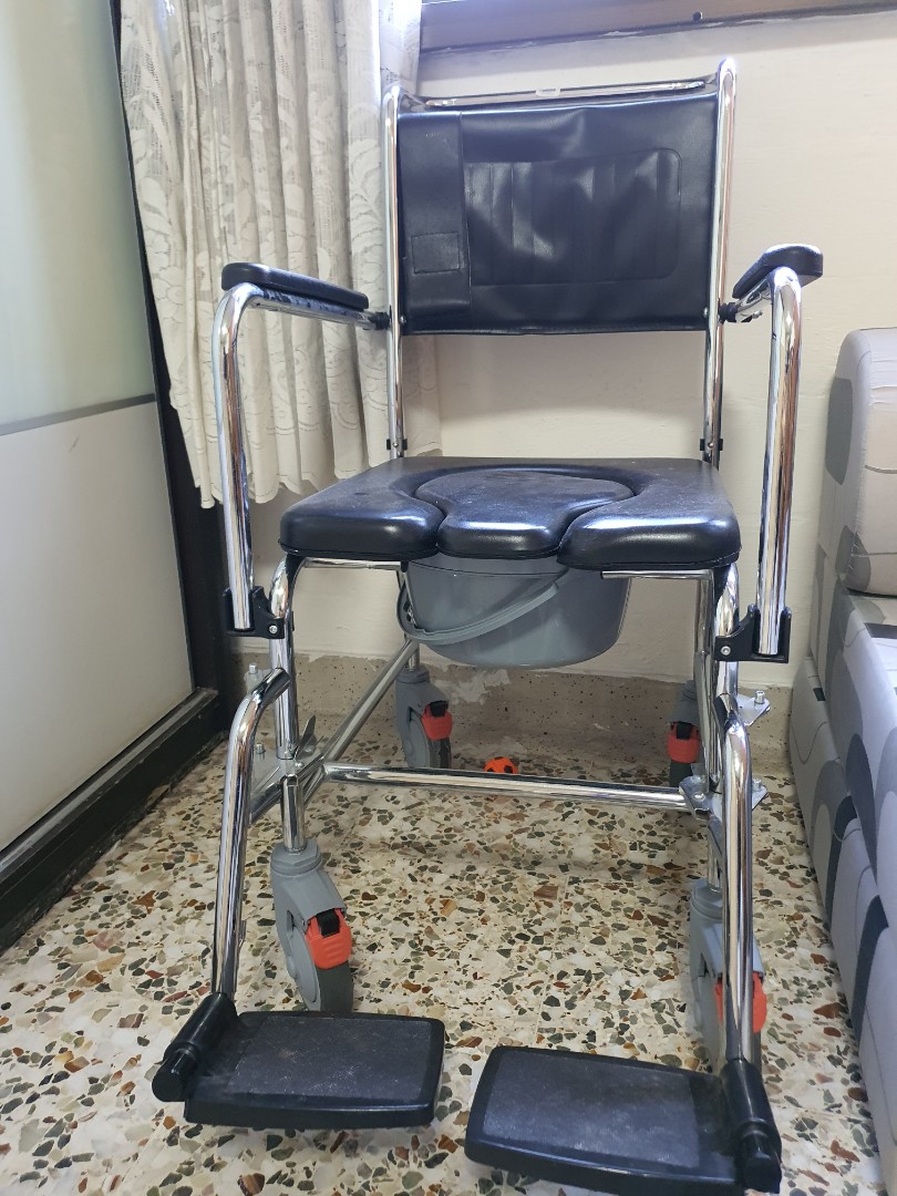 Commode chair n 4 adult diapers size M, Health & Nutrition, Assistive