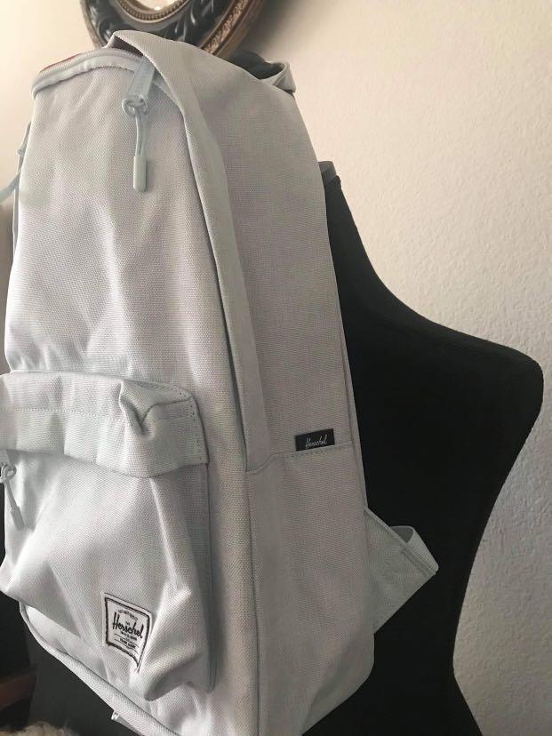 Herschel Classic Mid-Volume Backpack (Category: Backpacks) located in Marikina City. Submitted by jujuthangz (Listing ID 1103211099, Image 2). Description: .