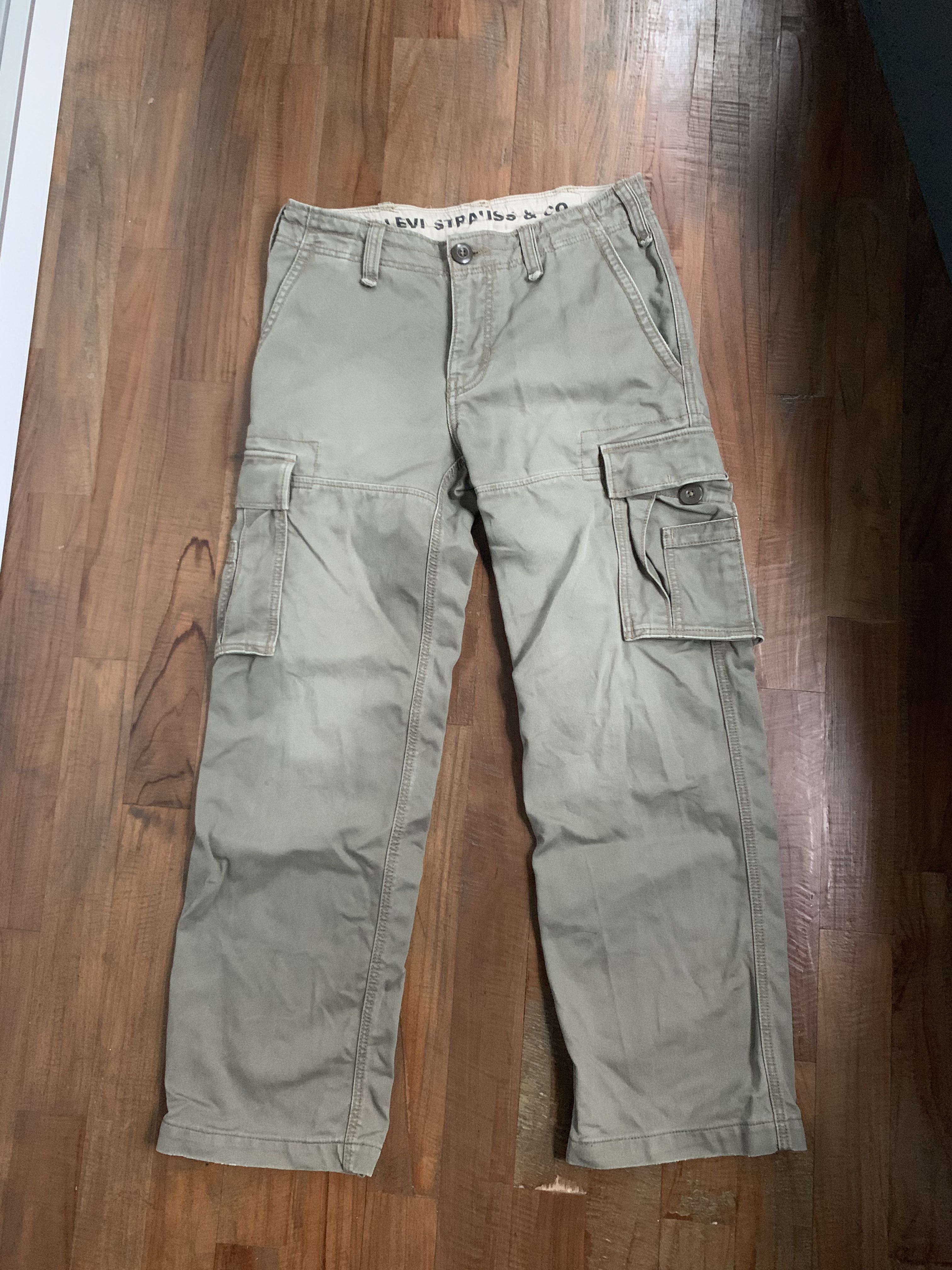 LEVI'S Olive Cargo Pants, Men's Fashion, Bottoms, Trousers on Carousell
