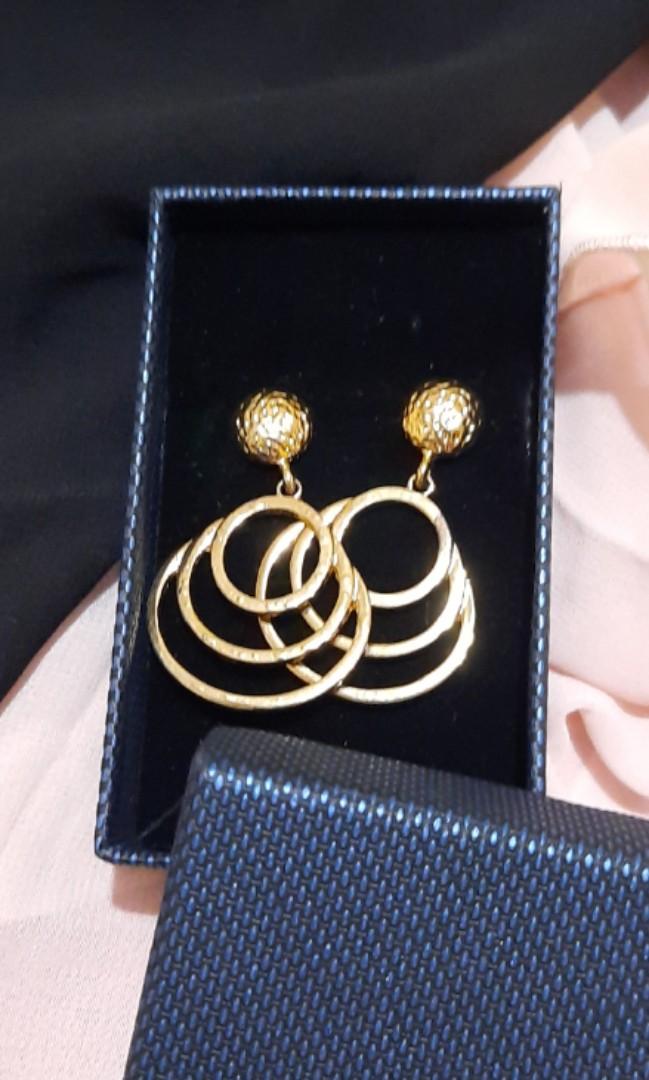 Twinkle Twinkle dangling earrings (Category: Earrings) located in Paranaque City. Submitted by conrich (Listing ID 1103214682, Image 2). Description: Brand new. Bought for a wedding but was not able to use because it was misplaced..