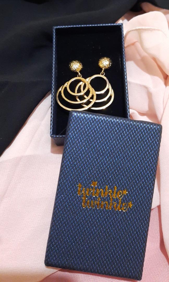 Twinkle Twinkle dangling earrings (Category: Earrings) located in Paranaque City. Submitted by conrich (Listing ID 1103214682, Image 1). Description: Brand new. Bought for a wedding but was not able to use because it was misplaced..