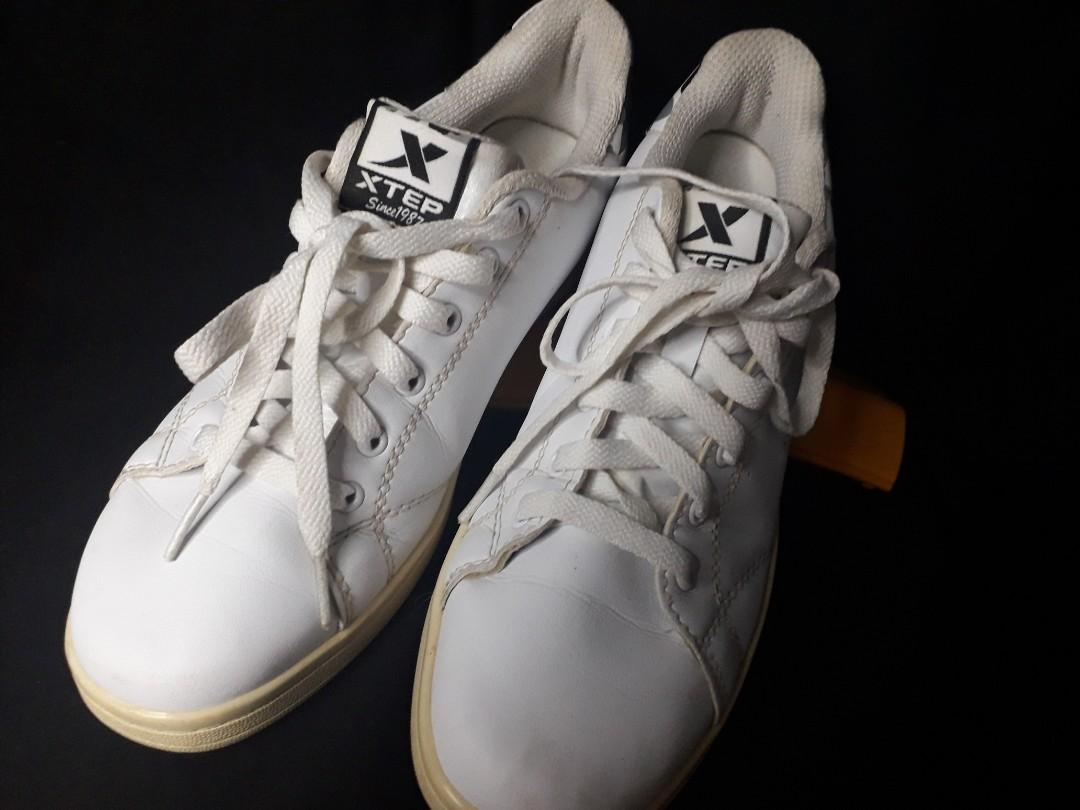 White shoes (Category: Sneakers) located in Quezon City. Submitted by jryance13 (Listing ID 1103290628, Image 2). Description: rfs:hindi kasya sakin,mag nagbenta lang sakin na gipit..