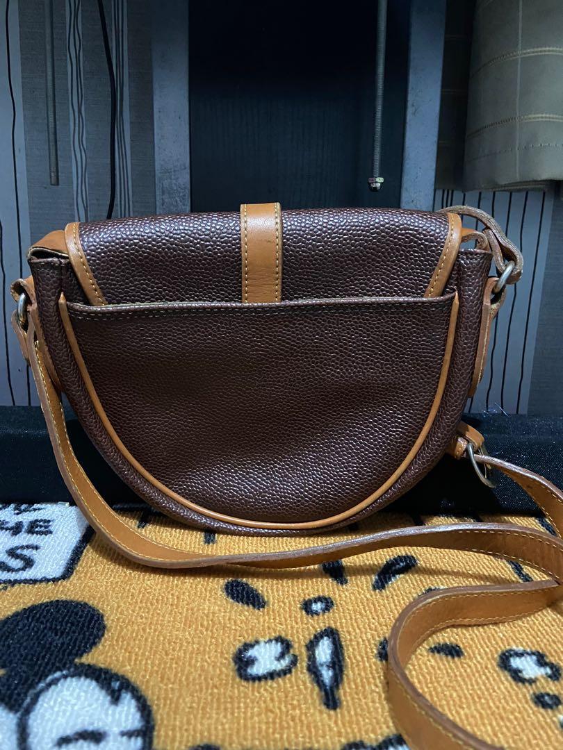 Original Elle Paris Vintage style (Category: Shoulder Bags) located in Angono. Submitted by lyssavii (Listing ID 1103460483, Image 2). Description: Pre loved, used but not abuse, signed of usage.