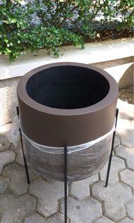 Pot with Steel Stand