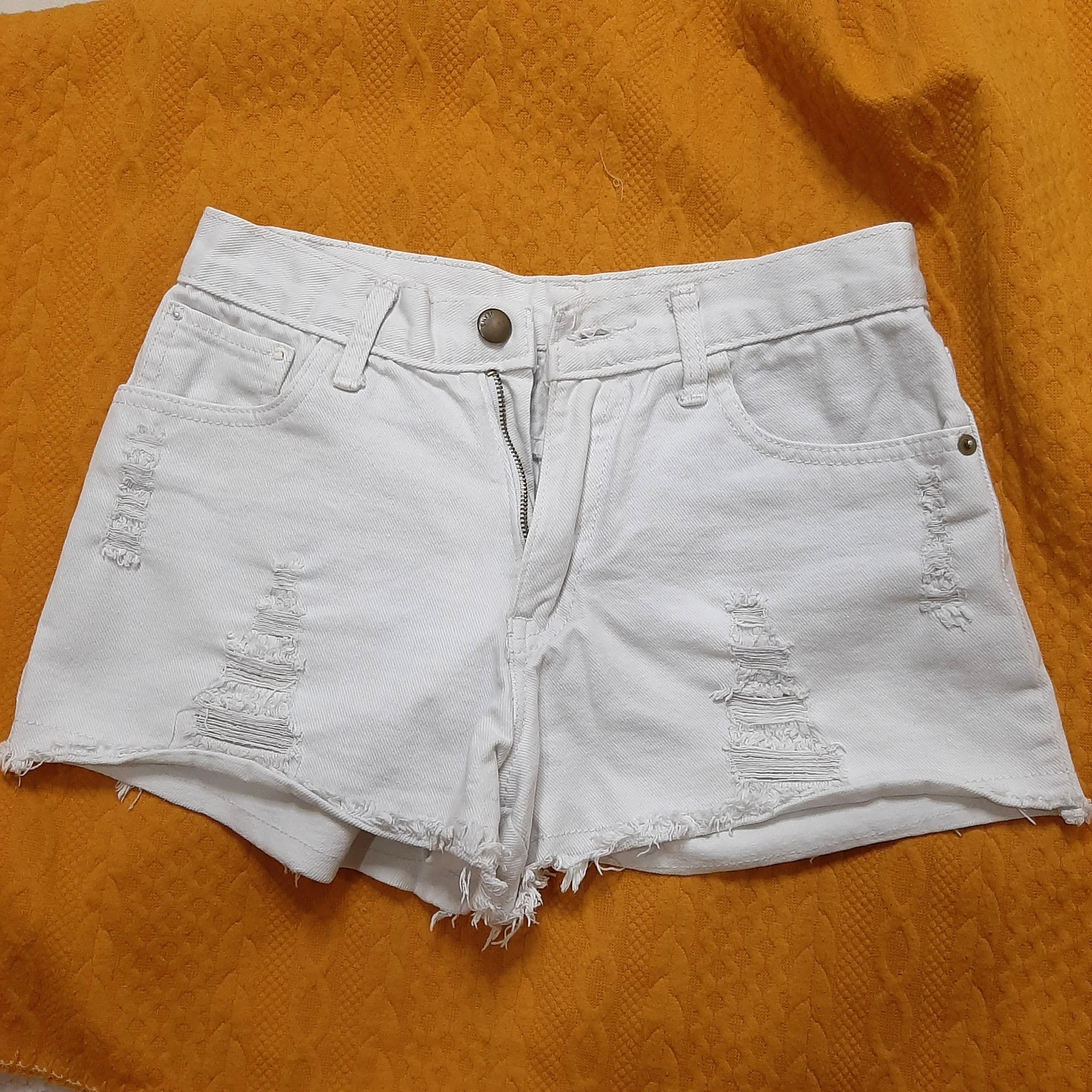 White jeans / denim shorts, Fesyen 