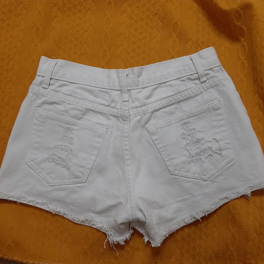 White jeans / denim shorts, Fesyen 
