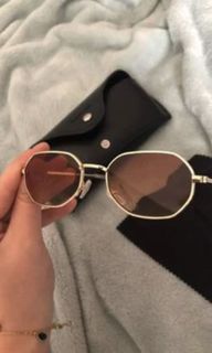 (Category: ) located in . Submitted by clearmywardrobeplsss (Listing ID 1103604404, Image 1). Description: .