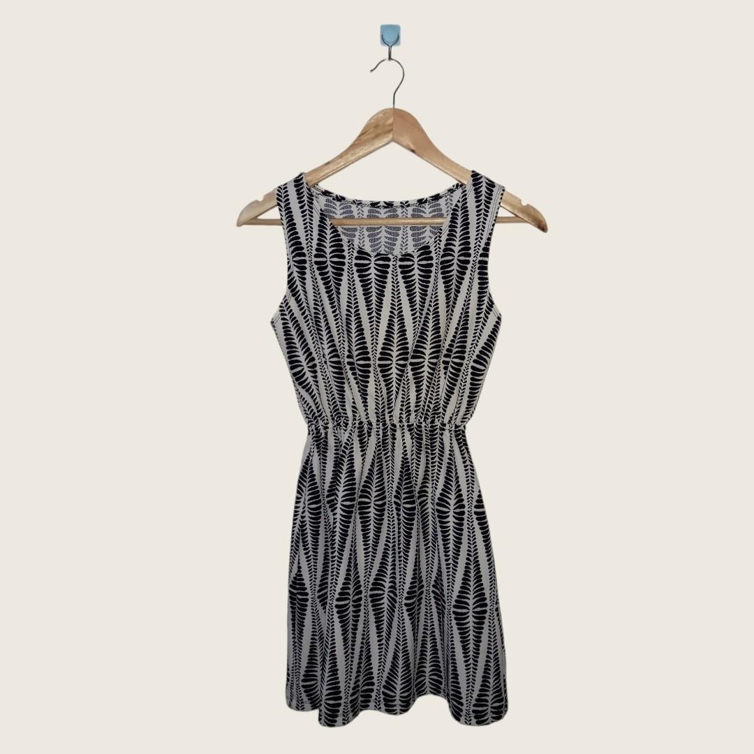Casual Black and White Dress (Category: Dresses) located in Binangonan. Submitted by changingseasons_ph (Listing ID 1103570257, Image 1). Description: Casual Black and White Dress Php 100 + SF Size: Freesize Length : 32 inches.