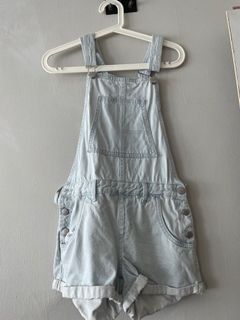 (Category: ) located in . Submitted by clearmywardrobeplsss (Listing ID 1103576600, Image 1). Description: .