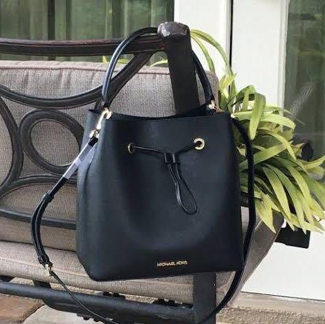 Mk suri large bucket bag black & green (Category: Cross-body Bags) located in Candaba. Submitted by polenggg_ (Listing ID 1103666533, Image 1). Description: ORIGINAL💯💯💯. +sf PASS SA BARAT!!! 🙉❌.