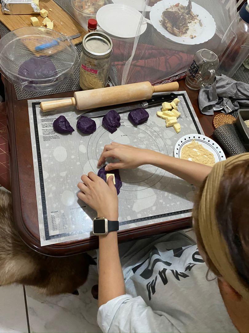 Open Kitchen by Williams Sonoma Pastry Mat (Category: Bakeware) located in Las Pinas. Submitted by biatster (Listing ID 1092316108, Image 3). Description: .