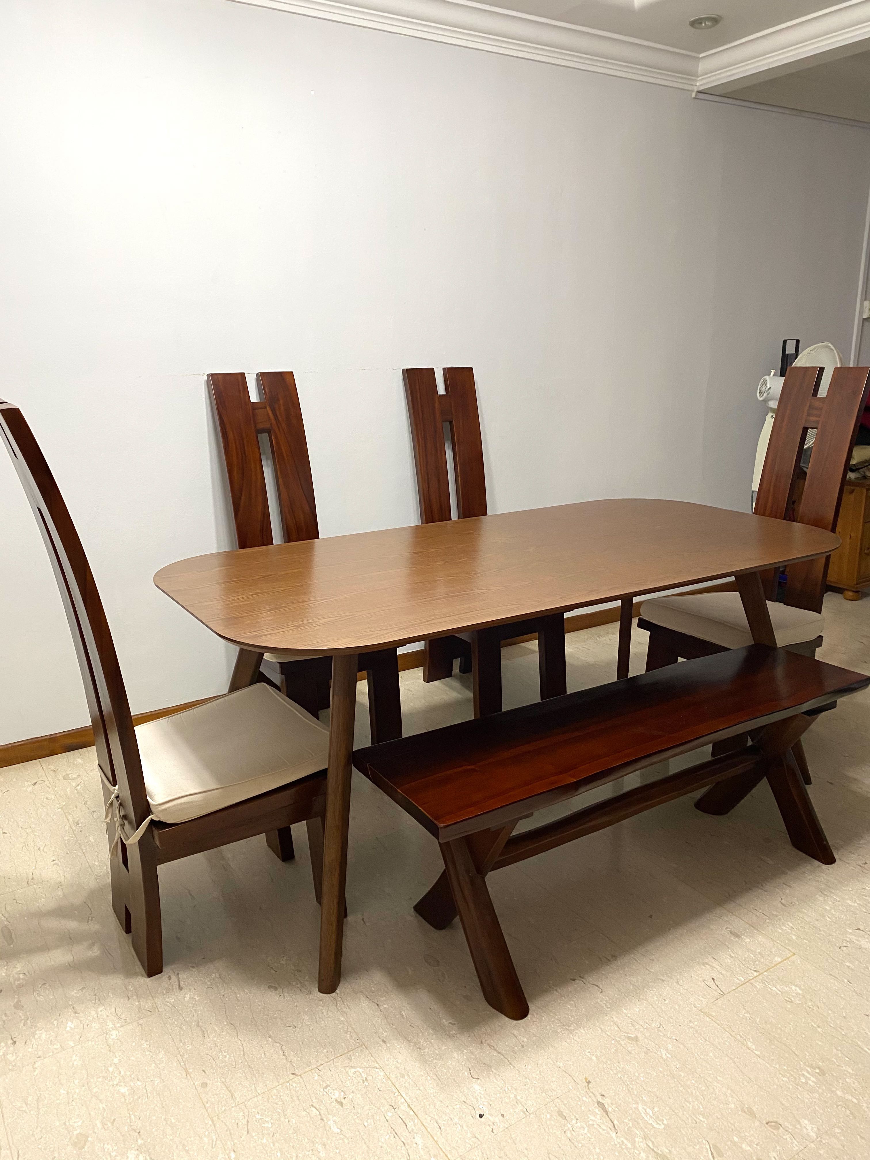 Wihardja dining store table