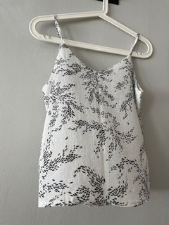 (Category: ) located in . Submitted by clearmywardrobeplsss (Listing ID 1103577489, Image 1). Description: .