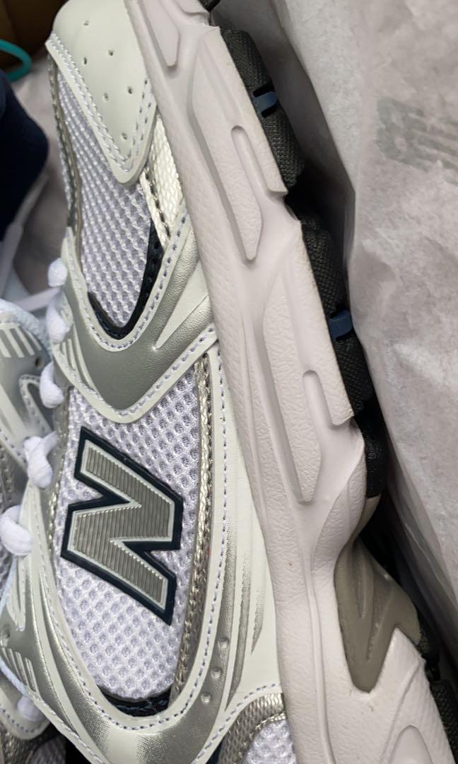全新New balance 350 藍白銀色24cm, 女裝, 鞋, 拖鞋- Carousell