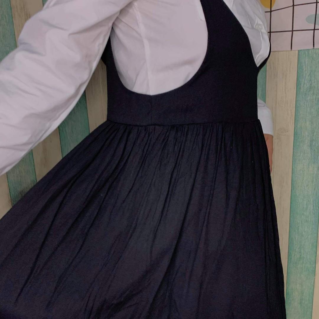 Black V-neck Jumper Dress (Category: Dresses) located in Manila. Submitted by julimi_ (Listing ID 1103820985, Image 3). Description: DO NOT ORDER IF YOU’RE NOT SURE; FOR SURE BUYERS ONLY! ⚠️🛍 Details: Black V-neck Jumper Dress Price: ₱75.00 Size: Medium-SemiLarge Length: 36 inches Width (Front): 15 inches Other deets: SUPER HQ |W/ zipper at the side|Adjustable Strap | Not Stretchable 🛒 DM us for more info! Shopee Checkout Available!.