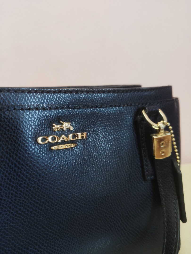 ?AUTHENTIC COACH NAVY BLUE HANDBAG/SLINGBAG, Luxury, Bags & Wallets on  Carousell