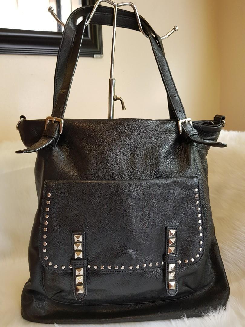 Genuine Leather Black Bag (Category: Luxury Bags & Wallets) located in Manila. Submitted by geecollection01 (Listing ID 1103721912, Image 1). Description: 💯Genuine Leather Sobrang tibay Intact materials Black office bag.