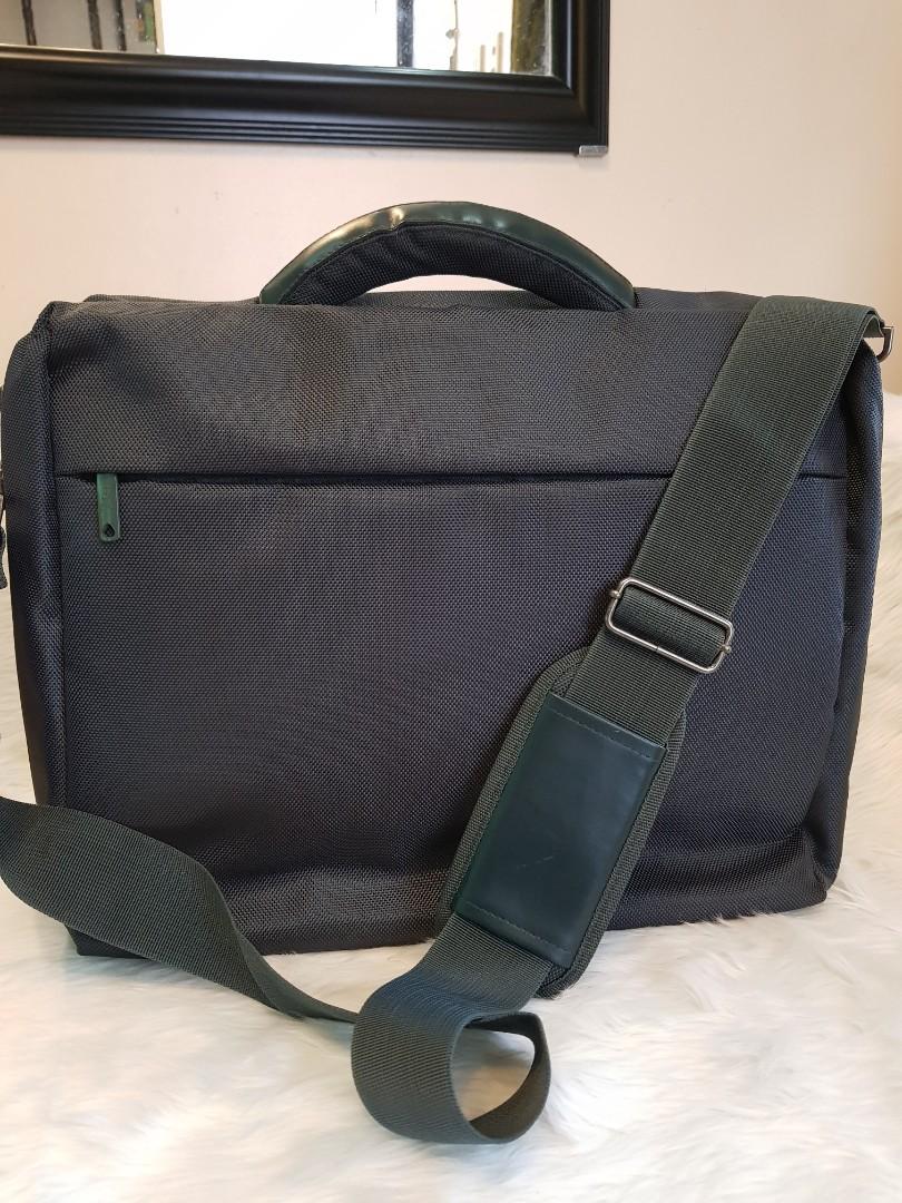 Laptop Bag (Category: Laptop Bags & Sleeves) located in Manila. Submitted by geecollection01 (Listing ID 1103722315, Image 1). Description: Laptop bag Green Nice in actual.