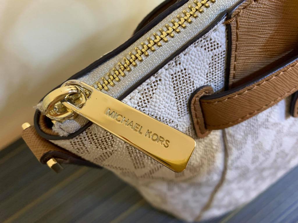 Michael Kors Hamilton Traveler Messenger Bag, Luxury, Bags & Wallets on  Carousell