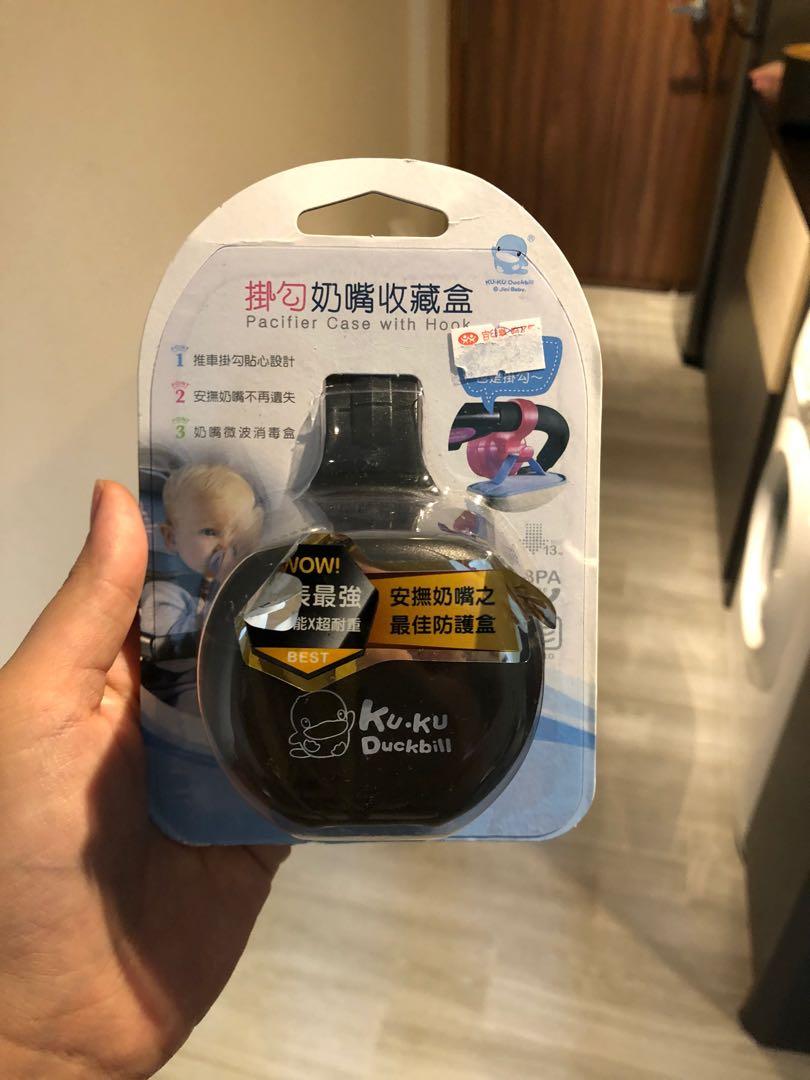 Pacifier case with hook (Category: Other Babies Going Out Needs) located in Singapore. Submitted by hhberica (Listing ID 1103862839, Image 1). Description: I bought it from Taiwan but never get a chance to use it coz my baby doesn’t use pacifier anymore😅 Pick up at 218908 If you want to mail it will surcharge for mailing it..