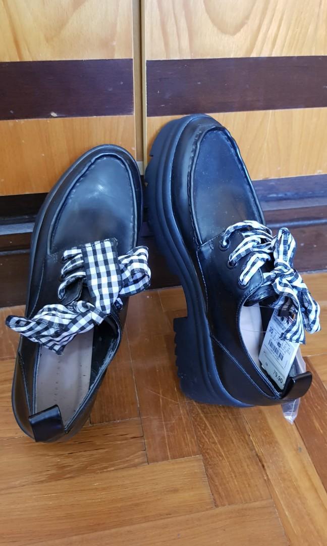 ZARA Trafaluc Track Sole Shoes in black Size 39, Women's Fashion, Footwear,  Loafers on Carousell
