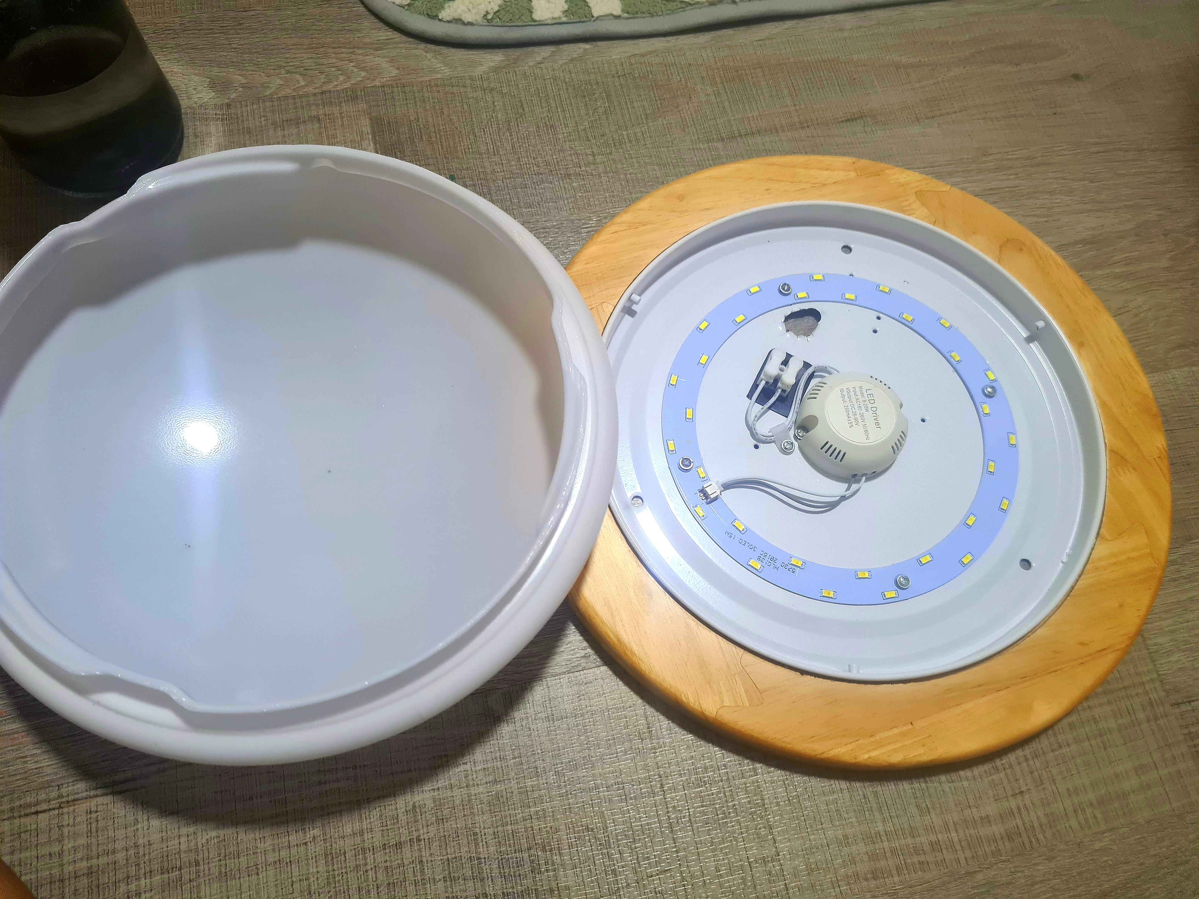 Ceiling lights (Category: Lighting) located in Singapore. Submitted by masnah55 (Listing ID 1098334348, Image 2). Description: Still like new because all still good and I sell because I change to ceiling fan.