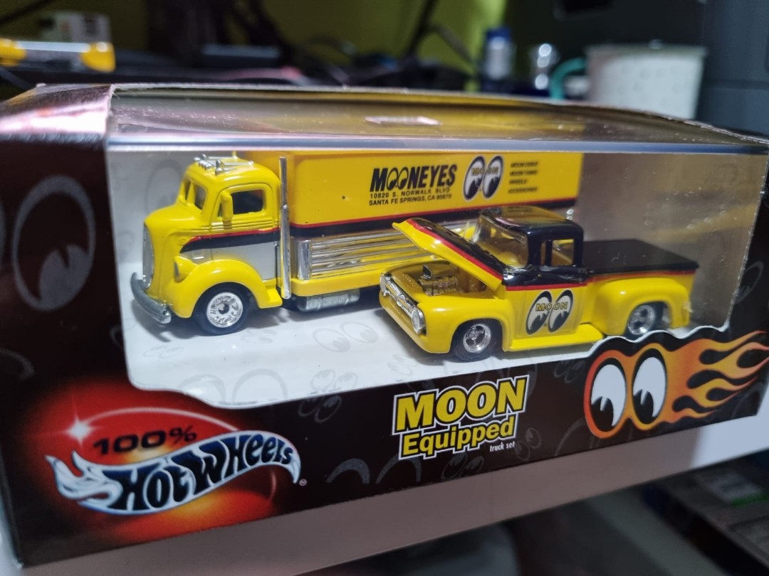 Hot Wheels 100% preferred Moon Eyes truck set, Hobbies & Toys