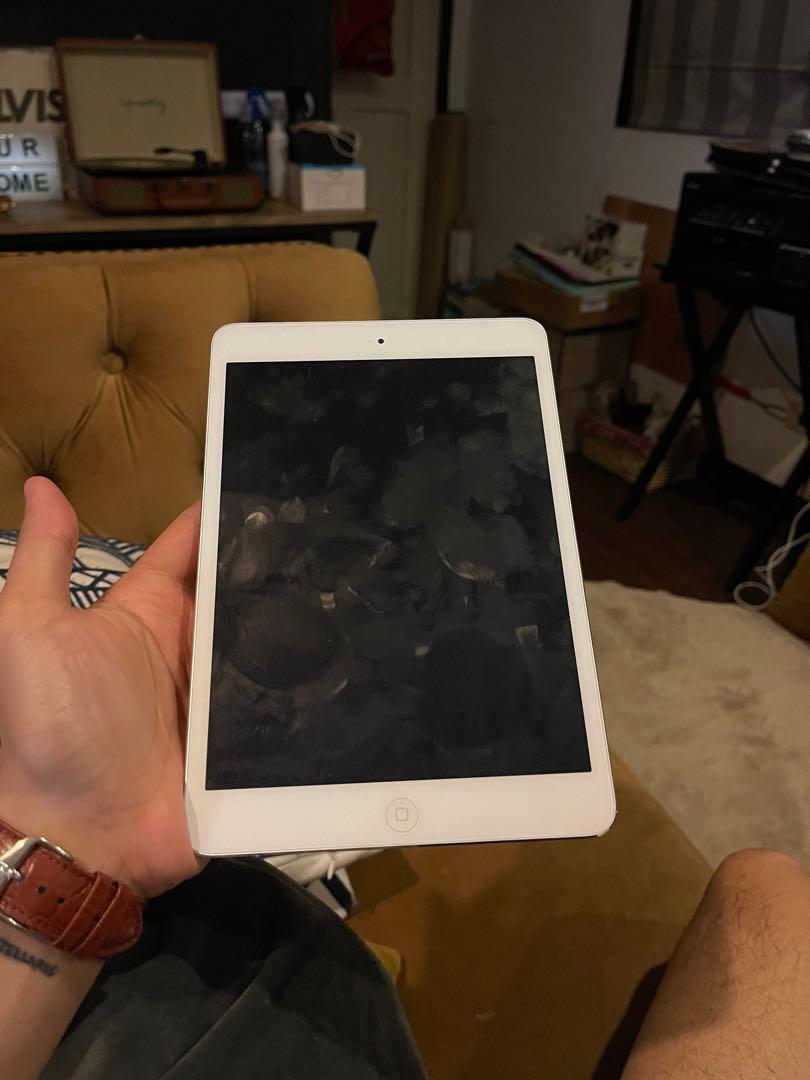 Ipad mini 1 (Category: iPad) located in Pasig City. Submitted by cassiddy (Listing ID 1098374100, Image 2). Description: Hi im selling my ipad mini 1 Good condition Good battery No dents 4.5k only Txt me:09175984700.