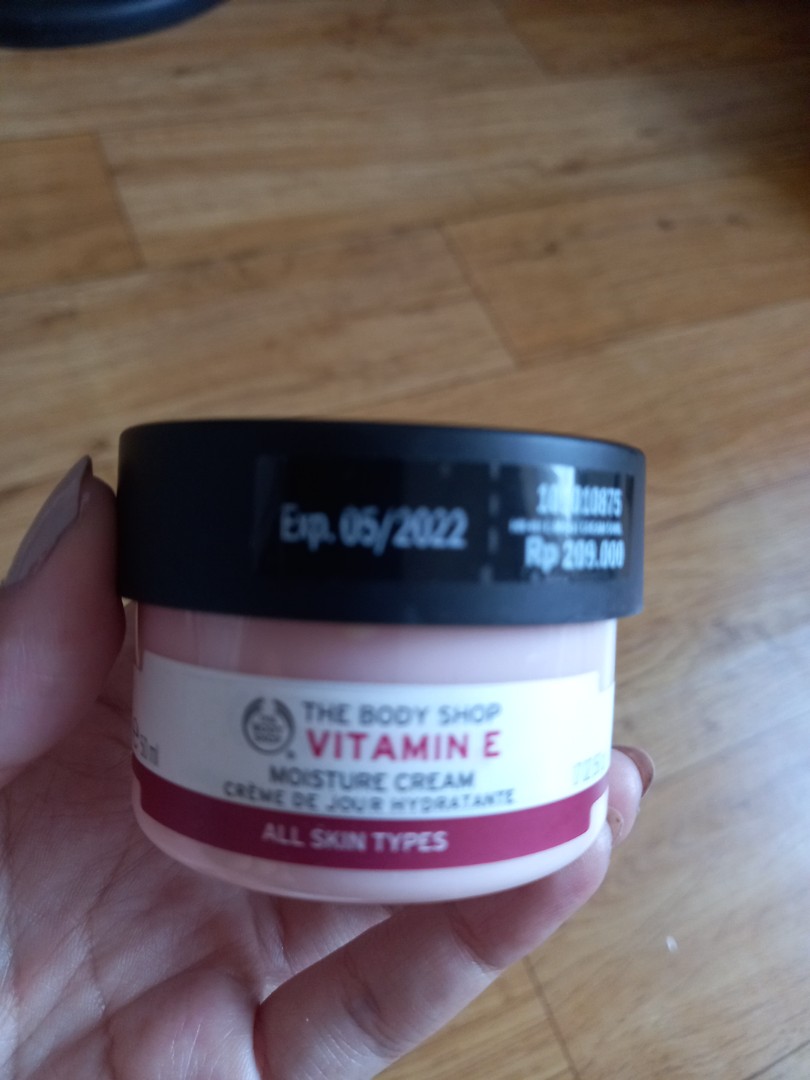 Moisture cream vitamin E exp 5/2022, Kesehatan