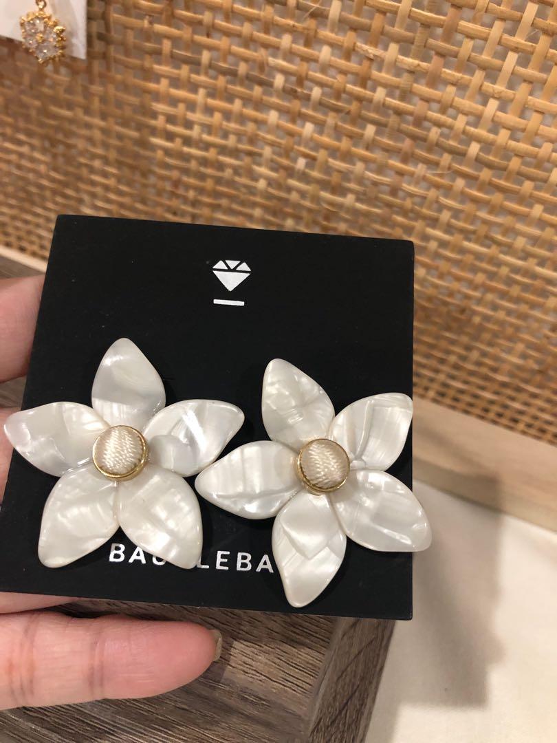 Mini amariella flower hotsell stud resin earrings