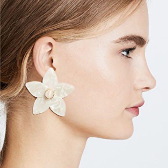 Mini amariella flower stud resin earrings top