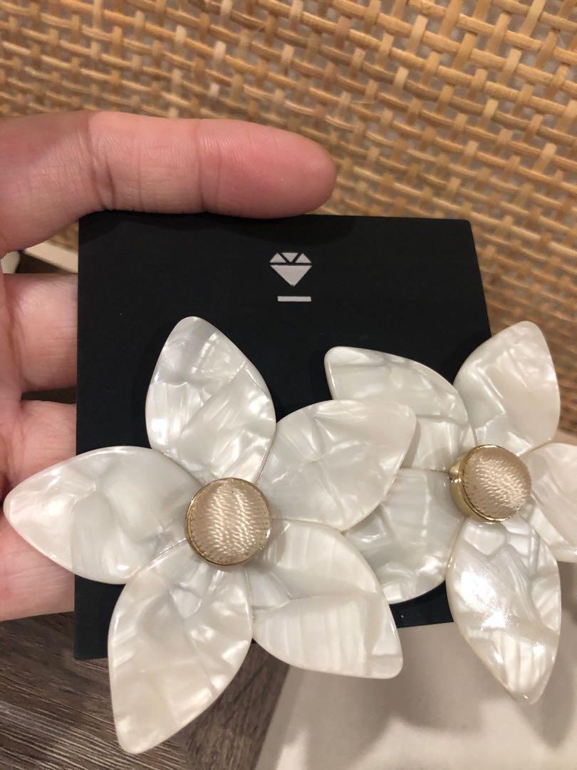 BaubleBar Amariella Flower Stud Raisin Earrings White