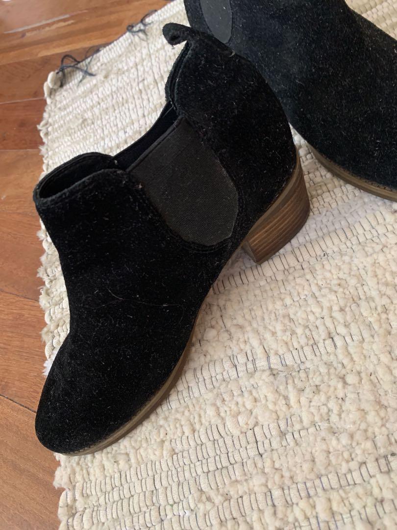 Black Suede Boots (Category: Boots) located in Manila. Submitted by declatter (Listing ID 1103938388, Image 3). Description: LAST PRICE POSTED. ☺️.