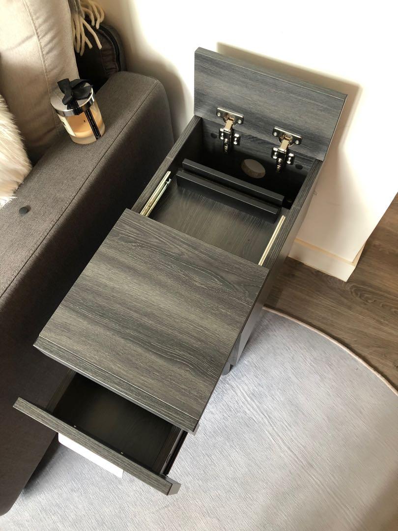 Side table （分類：桌子）位於 Hong Kong。 由 janineeee 提交（商品編號 1103940931，圖片 3）。簡介： Really elegant small side table (good for bedside or sofa side), with a lot of storage. Initially bought from Pricerite. Good quality wood.。