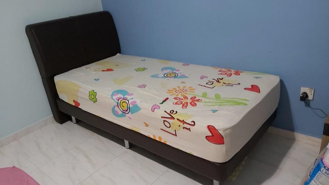 Single Bed (Category: Bed Frames & Mattresses) located in Singapore. Submitted by emilykf (Listing ID 1103972732, Image 1). Description: Bed frames and single bed both go for $50. Used and keep there for a few years in common bed. *self collection/self arrange delivery.