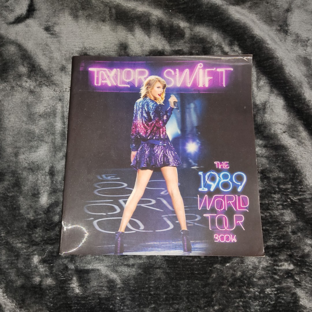 Taylor Swift - 1989 World Tour Book, Hobbies & Toys, Memorabilia ...