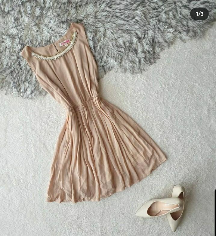 Elegant nude formal dress (Category: Dresses) located in Paranaque City. Submitted by aaanggeee (Listing ID 1104159654, Image 1). Description: Waistline: 26" - 32" Length: 33".