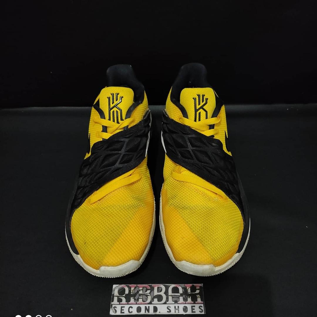 NIKE KYRIE LOW AMARILLO, Fesyen Pria, Sepatu , Sneakers di Carousell